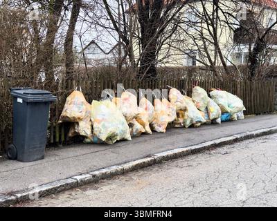 Kaufbeuren, Deutschland. Januar 2025. Zahlreiche Müllsäcke, die neben einem Mülltonnen und einem Holzzaun platziert wurden und Themen der Abfallwirtschaft und der städtischen Sauberkeit transportieren, sammelten am 28. Januar 2025 Plastikmüll in Kaufbeuren, Bayern, Allgäu. Fotograf: ddp Images/STAR-Images Credit: ddp Media GmbH/Alamy Live News Stockfoto