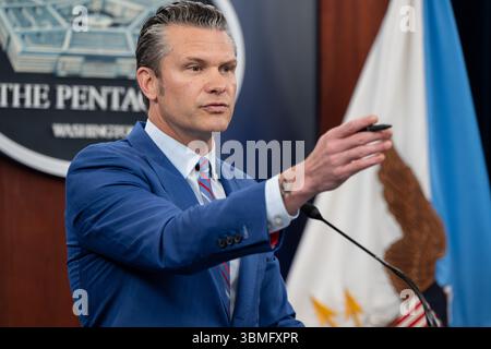 Washington, Vereinigte Staaten Von Amerika. Juni 2025. Washington, Vereinigte Staaten von Amerika. 26. Juni 2025. US-Verteidigungsminister Pete Hegseth, ruft während einer Pressekonferenz einen Reporter zur Effektivität der Operation Midnight Hammer im Pentagon auf, 26. Juni 2025 in Washington, DC Credit: Kashif Basharat/Department of Defense/Alamy Live News Stockfoto
