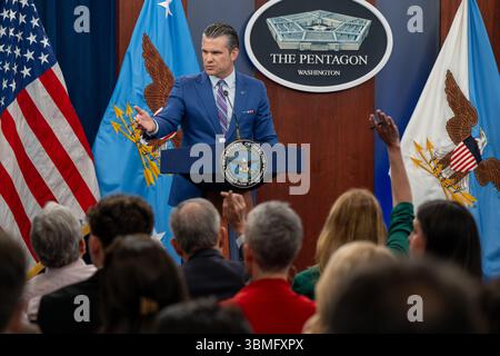 Washington, Vereinigte Staaten Von Amerika. Juni 2025. Washington, Vereinigte Staaten von Amerika. 26. Juni 2025. US-Verteidigungsminister Pete Hegseth, ruft während einer Pressekonferenz einen Reporter zur Effektivität der Operation Midnight Hammer im Pentagon auf, 26. Juni 2025 in Washington, DC Credit: Kashif Basharat/Department of Defense/Alamy Live News Stockfoto