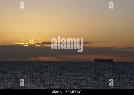 Freightor in der Juan de Fuca Dawn Stockfoto