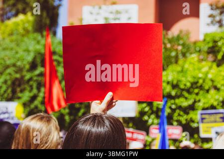 Madrid, Spanien 2. Juli 2024 Eine Person hält ein rotes, leeres Schild in einem Protest, ein perfektes Modell für Nachrichten. Eine Frau, die während einer Demonstration ein Schild hält Stockfoto
