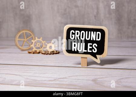 Grundregeln Wörter auf Holzblöcken mit blauem Hintergrund. Symbol für konzeptionelle Grundregeln. Kopierbereich. Stockfoto