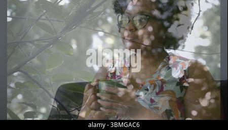 Grüne Becher-Frau mit Blumenkohle und Brille, die auf das Fenster blickt, Kopierraum Stockfoto