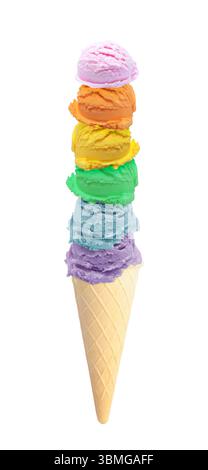 Leckere Eiskugeln in Regenbogenfarben im Waffelkegel auf weißem Hintergrund Stockfoto