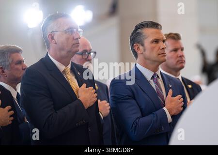 Der Verteidigungsminister Pete Hegseth und der Veteranenminister Denis McDonough stehen während des Spiels der Nationalhymne bei einer Zeremonie der US-Army Rangers aus dem Zweiten Weltkrieg im Kapitol der USA, Washington, D.C., am 26. Juni 2025. (DOD-Foto von US Navy Petty Officer 1. Klasse Alexander Kubitza) Stockfoto
