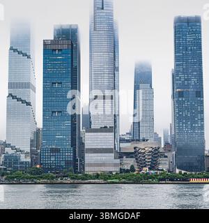 Wolkenkratzer der Skyline von New York City - Blick vom Hudson River Bootstour verregneter NYC Urlaubstourismus Stockfoto