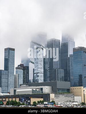 Wolkenkratzer der Skyline von New York City - Blick vom Hudson River Bootstour verregneter NYC Urlaubstourismus Stockfoto