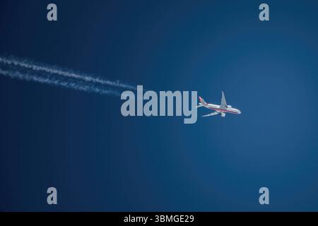 Scharfe Teleobjektiv-Nahaufnahme von Düsenflugzeugen mit Kondensstreifen, die in großer Höhe über British Columbia, Kanada, fliegen. Stockfoto