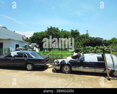 Verlassene Vintage Mercedes und Cadillac in Salvage Yard Stockfoto