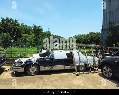 Baufälliges Cadillac Fleetwood in der Outdoor-Bergungsanlage Stockfoto