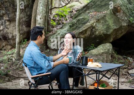 Lachen und teilen Sie Momente auf dem Campingplatz Stockfoto