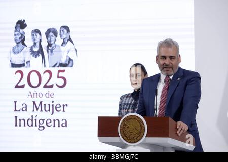 Nicht exklusiv: Der Gouverneur des Staates Michoacan, Alfredo Ramirez Bedolla, spricht während der Ankündigung die 14 Gouverneure, die Teil der Implementierung sein werden Stockfoto