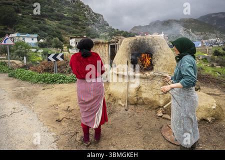Berberfrauen backen im Ofen im Freien, Mezlafen Al Oued, Provinz Chefchaouen, Rif Mountains, Marokko, Nordafrika, Afrika Stockfoto