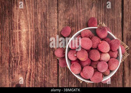 Portion frischer Litschi (Nahaufnahme, selektiver Fokus) Stockfoto