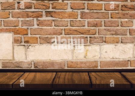 Die strukturierte Ziegelwand und die Holzdiele zeigen ein flaches Design in rustikaler Studio-Loft-Ecke Stockfoto