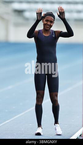 Paris, Frankreich. Juni 2025. Kipyegon von Kenia reagiert vor dem „Breaking4“-Event im Stade Charlety, Paris, Frankreich, 26. Juni, 2025. der dreifache Olympiasieger Faith Kipyegon aus Kenia hat in ihrem Versuch, die erste Frau zu werden, die am Donnerstag eine Meile von weniger als vier Minuten gelaufen ist, deutlich unterschritten. Quelle: Gao Jing/Xinhua/Alamy Live News Stockfoto