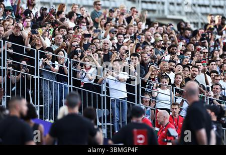 Paris, Frankreich. Juni 2025. Die Zuschauer reagieren auf die Veranstaltung „Breaking4“ im Stade Charlety, Paris, Frankreich, 26. Juni, 2025. der dreifache Olympiasieger Faith Kipyegon aus Kenia hat in ihrem Versuch, die erste Frau zu werden, die am Donnerstag eine Meile von weniger als vier Minuten gelaufen ist, deutlich unterschritten. Quelle: Gao Jing/Xinhua/Alamy Live News Stockfoto