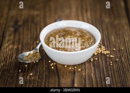 Senf (süß) auf rustikalen Holzmöbeln Hintergrund (Nahaufnahme) Stockfoto