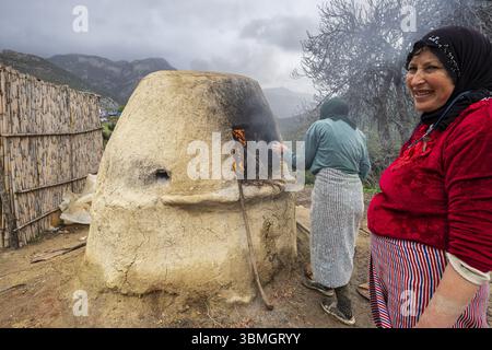 Berberfrauen backen im Ofen im Freien, Mezlafen Al Oued, Provinz Chefchaouen, Rif Mountains, Marokko, Nordafrika, Afrika Stockfoto