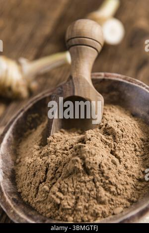 Kleine Menge Galangal Pulver (Nahaufnahme, selektiver Fokus) Stockfoto