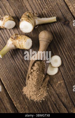 Galaganl Pulver (Tiefenschärfe) auf einem alten Holztisch (close-up erschossen) Stockfoto