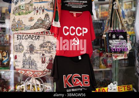 Sofia, Bulgarien. Juni 2025. CCCP- und KGB-Souvenir-T-Shirts im sowjetischen Stil zum Verkauf an Touristen aus einem Souvenirladen in Sofia, der Hauptstadt Bulgariens. Stockfoto