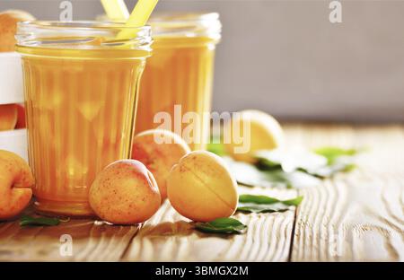 Aprikose Smoothie in Mason jar auf hölzernen Tisch Stockfoto