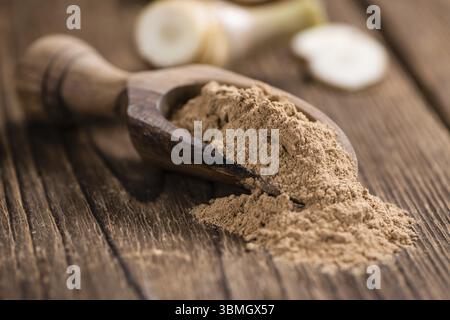 Galaganl Pulver (Tiefenschärfe) auf einem alten Holztisch (close-up erschossen) Stockfoto