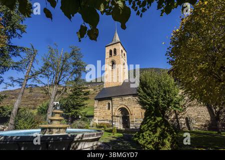 Glockenturm im gotischen Stil, um das 14. Jahrhundert, romanische Kirche Sant Felix de Vilac, 12. Jahrhundert, Vilac, Gemeinde Vielha e Mijaran, Ara Stockfoto