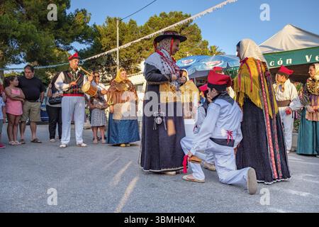 Paare tanzen, traditionelle Landtanz-Ballseiten, typisch ibizanischer Tanz, Portinax, Ibiza, Balearen, Spanien, Europa Stockfoto