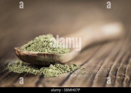 Haufen von Stevia (Pulver) auf einem alten Holztisch (Nahaufnahme) Stockfoto