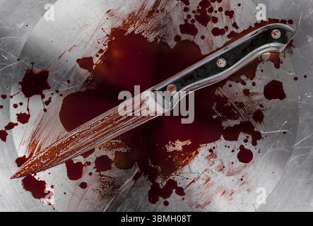 Bloody Knive detaillierte Nahaufnahme auf Metall-Hintergrund Stockfoto