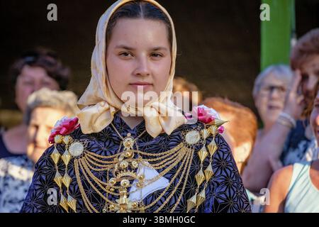 Details der traditionellen Damenkostüme, der traditionellen Ballseiten des Landtanzes, des typischen ibizanischen Tanzes, Portinax, Ibiza, Balearen, Spanien, Europa Stockfoto