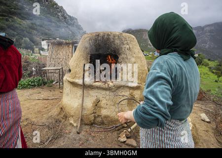 Berberfrauen backen im Ofen im Freien, Mezlafen Al Oued, Provinz Chefchaouen, Rif Mountains, Marokko, Nordafrika, Afrika Stockfoto