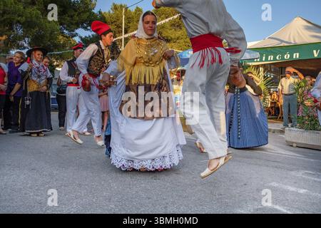 Paare tanzen, traditionelle Landtanz-Ballseiten, typisch ibizanischer Tanz, Portinax, Ibiza, Balearen, Spanien, Europa Stockfoto