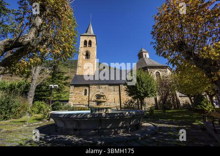Glockenturm im gotischen Stil, um das 14. Jahrhundert, romanische Kirche Sant Felix de Vilac, 12. Jahrhundert, Vilac, Gemeinde Vielha e Mijaran, Ara Stockfoto