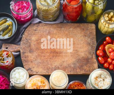 Fermentierte Konserven. Marinierte eingelegtes Gemüse in Gläsern. Stockfoto