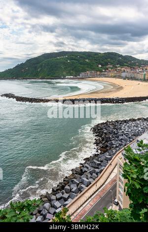 Blick auf den Strand Zurriola an der Mündung des Flusses Urumea in San Sebastian. Stockfoto
