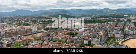 Toller Panoramablick auf die baskische Stadt San Sebastian, aus der Vogelperspektive mit den Bergen im Hintergrund, Spanien. Stockfoto