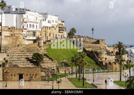 Alte befestigte Stadtmauer und Continental Hotel, Bab El Marsa, Tanger, Marokko, Nordafrika, Afrika Stockfoto