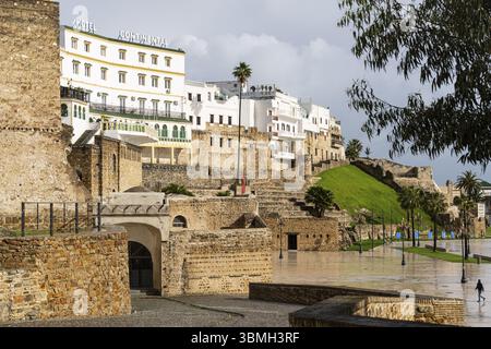 Alte befestigte Stadtmauer und Continental Hotel, Bab El Marsa, Tanger, Marokko, Nordafrika, Afrika Stockfoto