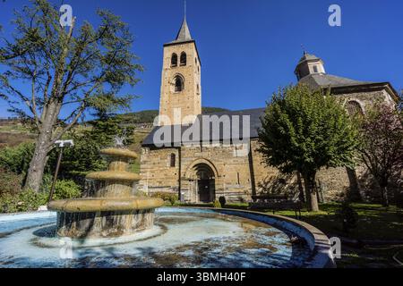 Glockenturm im gotischen Stil, um das 14. Jahrhundert, romanische Kirche Sant Felix de Vilac, 12. Jahrhundert, Vilac, Gemeinde Vielha e Mijaran, Ara Stockfoto