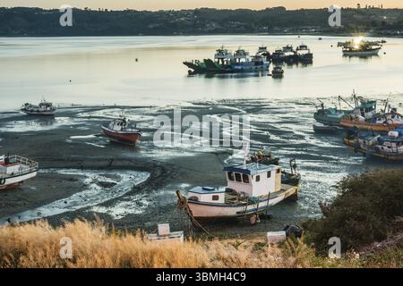 Gestrandete Boote bei Ebbe, Dalcahue, Chiloe Archipel, Provinz Chiloe, Region Los Lagos, Patagonien, Republik Chile, Südamerika Stockfoto