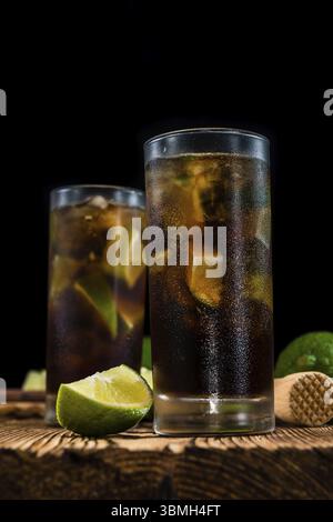 Frisch gemacht Cuba Libre mit braunen rum und lecker Kalk Stockfoto