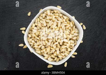 Portion frischer Kiefernmuttern (Nahaufnahme, selektiver Fokus) Stockfoto