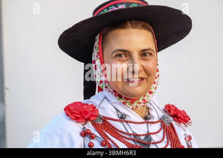Details der traditionellen Damenkostüme, der traditionellen Ballseiten des Landtanzes, des typischen ibizanischen Tanzes, Portinax, Ibiza, Balearen, Spanien, Europa Stockfoto