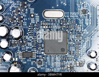 Blaue PCB mit viel elektrische Komponenten wie detaillierte Makroaufnahme Stockfoto