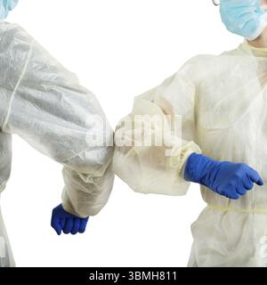 Männliche und weibliche medizinische Mitarbeiter begrüßen sich gegenseitig mit Ellenbogenpolster, um Virusverbreitung oder Kontamination zu vermeiden. Weißer Hintergrund Stockfoto