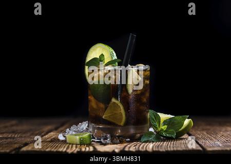 Frisch gemacht Cuba Libre mit braunen rum und lecker Kalk Stockfoto