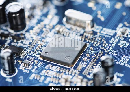 Blaue PCB mit viel elektrische Komponenten wie detaillierte Makroaufnahme Stockfoto